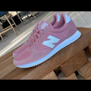 New Balance 220 'Pink Ivory' womens size 7.5